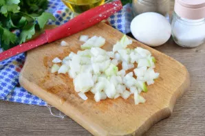 Peel the onion and cut into small cubes.