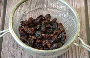 Rinse the raisins, pour boiling water and leave for 10 minutes