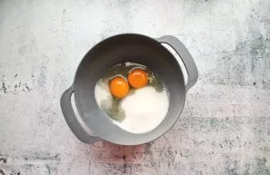 Break eggs into a bowl and add plain and vanilla sugar.