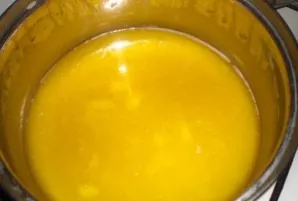 Melt the butter. Butter at room temperature can be used, but I prefer kneading the dough with melted butter.