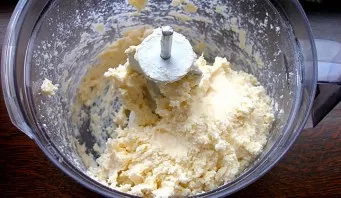 First add cottage cheese (stir), and then flour and baking powder. We knead the dough. The mass should be very soft. Then sprinkle the ta...