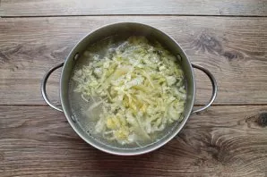 Wash the cabbage and cut into thin strips, put in a saucepan. After boiling everything, cook for 7 minutes over medium heat.
