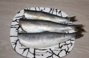 Defrost the herring, clean it, remove the head and wash it well.