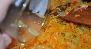 Add half an orange juice and a little zest to the vegetables. Mix well and leave to cool slightly.