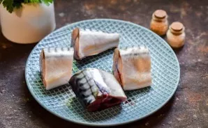 Peel the mackerel, clean the inside. Wash and dry the fish, cut into medium pieces.