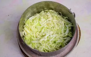 We will lay out the salad in layers with a ring for assembly. For Peking cabbage, remove a couple of the upper leaves and cut it in half ...