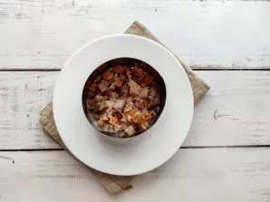 Salads are laid out in layers. Finely chop the fish and put it on the bottom of the plate.