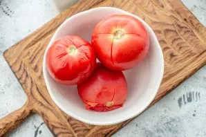 Cut the tomatoes a little and put them in boiling water for a minute so that the skin peels off easily.
