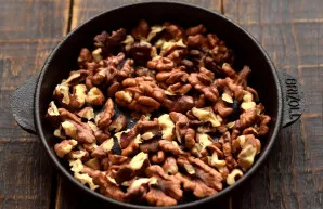 Cut the nuts into 4 parts. Lightly heat the nuts in a dry pan.