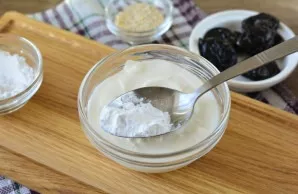 Mix sour cream and icing sugar.