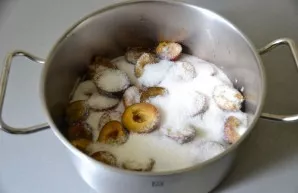 Wash the plums and remove the dice. Put in layers in a thick-bottomed saucepan, sprinkle with sugar. Leave for 3-4 hours until the plum r...