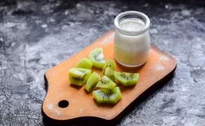 Peel and cut the kiwis.