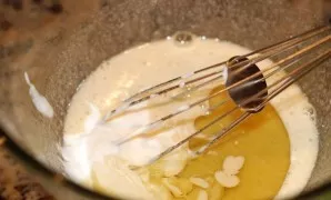 Add vanilla sugar, sour cream and vegetable oil to the eggs.