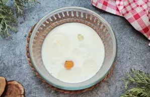 Heat the milk a little, add salt, sugar, vegetable oil, vanilla sugar and beat the eggs. Mix everything thoroughly until smooth.