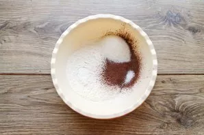 Sift flour, cocoa, salt, sugar, baking powder into a bowl, mix.