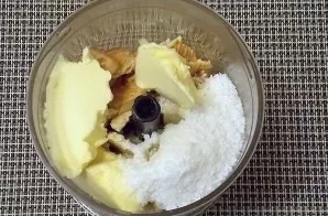 Put the softened butter, crushed cookies and coconut flakes in a bowl. Beat with a blender until smooth.