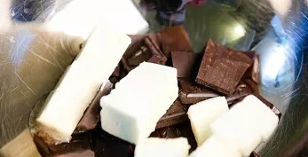 Break the chocolate into a bowl and put the pieces of butter together. Dissolve everything in a water bath.