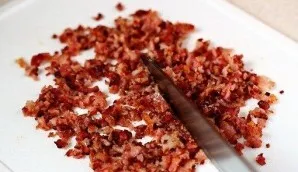 Cut the fried bacon into small pieces.