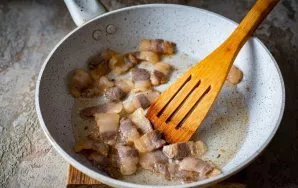 Cut the bacon into small squares and place in a pan, fry until light golden brown. For the convenience of frying, you can add 1 teaspoon ...