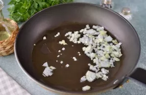 Heat olive oil in a large pan, fry finely chopped onion and garlic in it for 2-3 minutes.