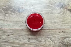 Sort out the cranberries, wash and crush the berries until puree. Squeeze the juice and put it in the refrigerator for now.