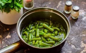 Boil clean water in a saucepan, add beans, boil for 3 minutes.