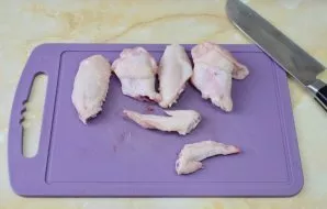 At the connection point, cut each wing into 3 parts. The smallest part is useless for us, since there is almost no meat in it.