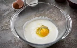 Pour all the kefir into a bowl and beat the egg. Mix with a whisk.