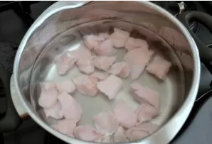 Put the fillet in a pot with water. When it boils, be sure to remove the foam and reduce the heat.