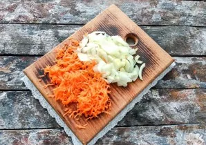 Finely chop the onion. Grate carrots on a fine grater.