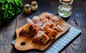 Prepare bacon and smoked chicken, cut into small pieces.