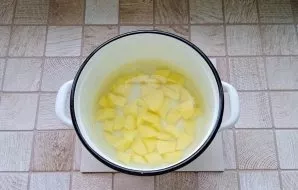 Peel the potatoes, wash and cut into small pieces. Put in a saucepan and pour water. Put the pot on the stove.