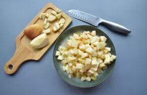 Wash the apples, dry them, cut into quarters, remove the core and seeds. Cut into cubes 1x1 cm in size. It is not necessary to peel apple...
