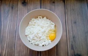 Put the cottage cheese in a bowl and beat the egg.