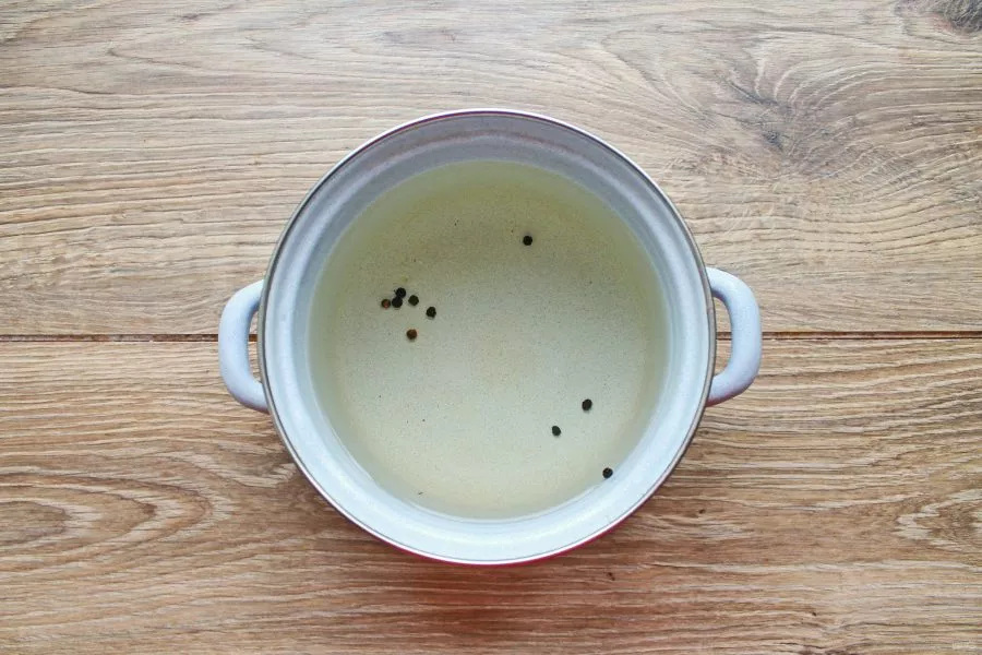 Pour water into the pot, add salt, sugar and black pepper. Bring everything to a boil and cool completely.