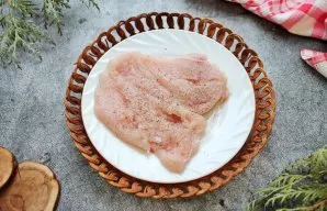 Cut the chicken breast lengthwise into two parts and knock it out a little. Salt and pepper each part.