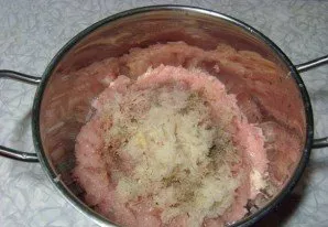 Cut the onions into large pieces and grind. Grate three green potatoes on a medium or fine grater and add them to the minced meat. Now po...