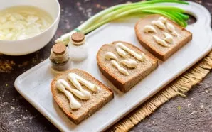 Cut the bread into slices and coat with a little mayonnaise.