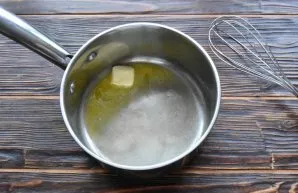 First, prepare the Mornay sauce, a delicate creamy cheese sauce based on Bechamel sauce. To do this, melt a piece of butter in a saucepan.