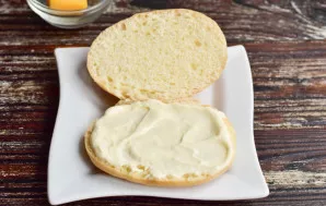 Cut the bun in half. Spread mayonnaise on the bottom.