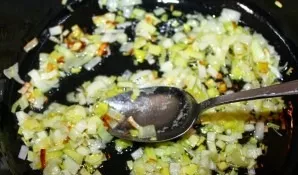 Heat olive oil in a saucepan. On it, fry the leek until golden.