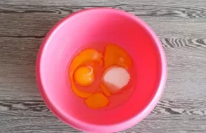 Mix eggs, sugar and salt in a bowl.