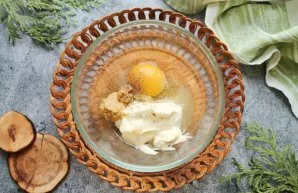 Put the melted cheese, mustard in a narrow small bowl, beat the egg, salt, pepper and pour in the lemon juice.