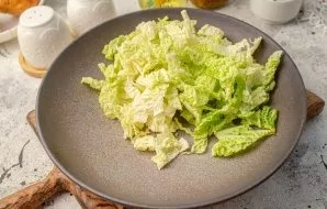 Cut the Peking part (only green) into thin strips. Put in a salad bowl.