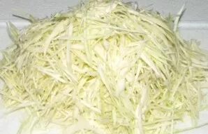 Cut the cabbage into thin strips.