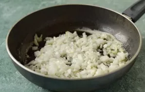 Cut the onion into small cubes. Melt the butter in a pan and saut for 7-10 minutes until transparent. No need to fry onions!