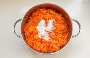 Peel the carrots and wash them well, grate with a fine grater. In a bowl with grated carrots, add salt and mix.