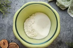 In a bowl, mix the flour, sugar and vanilla sugar, mix.