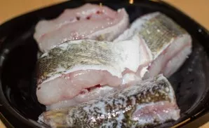 Divide the carcass of a pike into parts.