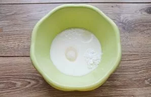 Pour kefir into a bowl, add sugar, salt and soda, mix.